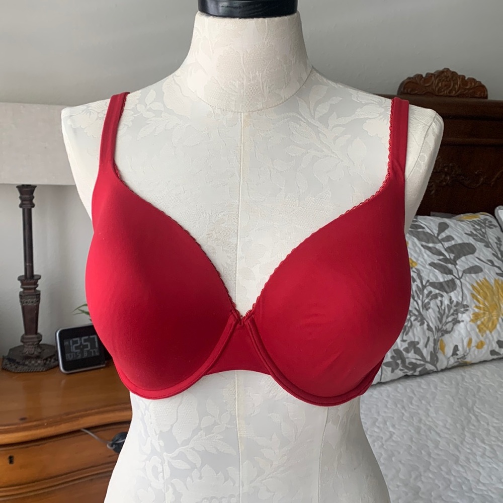 Victoria’s Secret body by Victoria, red padded bra. Size 38DD